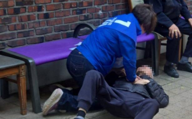 노연우 동대문구 구의원이 선거 운동을 하던 중 골목에서 쓰러진 한 어르신에게 심폐소생술을 하고 있다. 민주당 민병두 전 의원 페이스북 제공