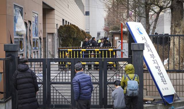 윤석열 전 대통령 지지자들이 서울서부지방법원 내부로 난입해 폭력사태를 일으킨 지난 1월 19일 오후 서부지법 건물 외벽과 유리창 등이 파손돼 있다. 홍기웅기자