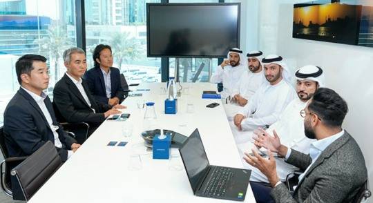 넥써쓰 장현국 대표(왼쪽 두번째)가 두바이 상공회의소에서 협력 방안을 논의하고 있다. 사진 제공 : 넥써쓰