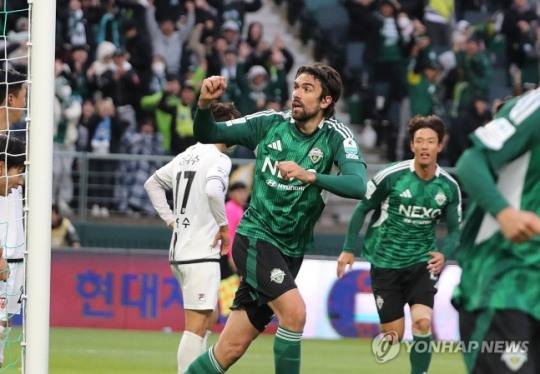 콤파뇨, 팬들 향해 환호