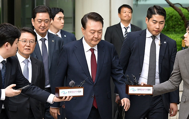 윤석열 전 대통령이 12일 서울 서초구 중앙지방법원에서 열린 내란 우두머리 혐의, 직권남용 권리행사방해 혐의 사건 3차 공판을 마친 뒤 법정을 나서고 있다. [사진공동취재단] / 사진 = 연합뉴스