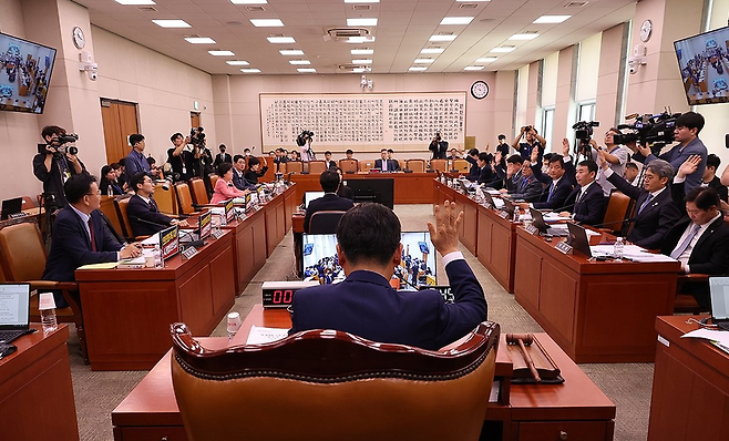 14일 서울 여의도 국회에서 열린 법원조직법·공직선거법·헌법재판소 등을 심사하는 법제사법위원회 전체회의에서 공직선거법 일부개정법률안을 표결하고 있다. / 사진 = 연합뉴스