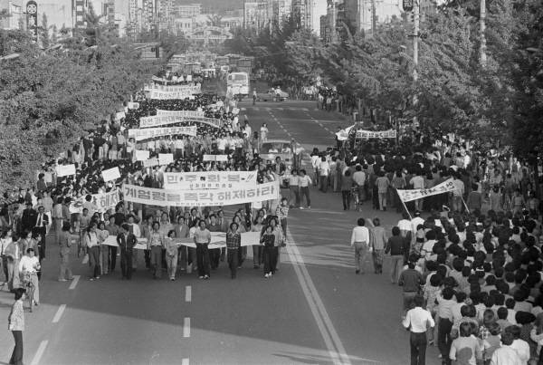 ▲ 1980년 5월 광주 거리에서 민주화운동이 벌어지고 있다. 촬영자=나경택, 사진=5·18 재단