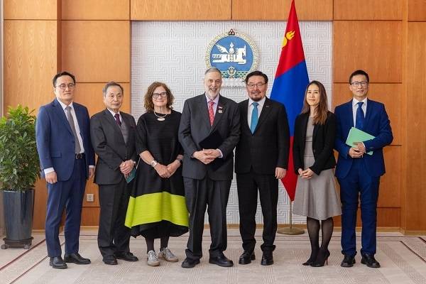 < 미국 스탠퍼드대학교 피시킨교수가 몽골 대통령으로부터 훈장을 받은 후 컨퍼런스 발표자들과 함께 기념촬영을 하였다. (왼쪽부터) 한국리서치 김춘석 부문장, 일본의 소네 야스노리 게이오대하교 전교수, 아일랜드의 자네 수이터 더블린 시립대 교수, 피시킨교수, 몽골의 잔단샤타르 곰보야브 대통령실 비서실장, 미국의 엘리스 수 스탠퍼드대학교 교수, 호주의 바고앙 허 디킨대학교 교수 / 한국리서치 제공 >