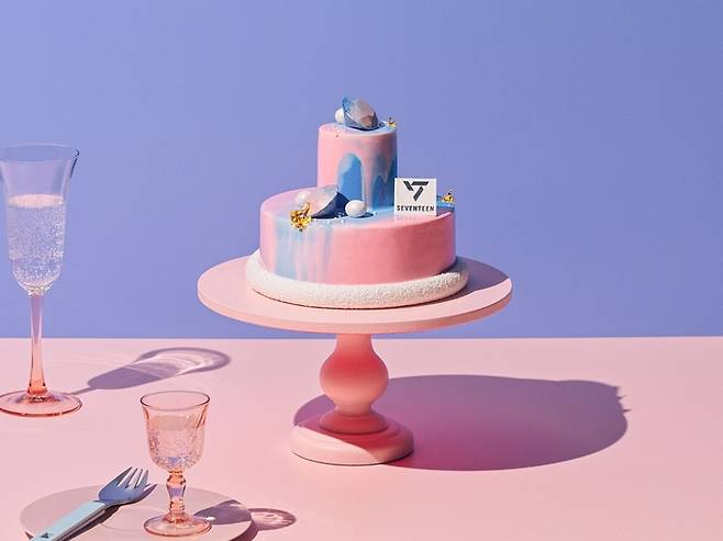 세븐틴을 상징하는 색으로 표현한 세븐틴 10주년 케이크 / 사진=안다즈 서울 강남