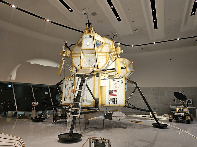 미국 항공우주국(NASA) 달 탐사 임무 ‘아폴로’의 달 착륙선 모형을 실물 크기로 만든 톰 삭스의 대형 설치 작품인 ‘루나 익스커션 모듈(LEM)’(2007). 송경은 기자