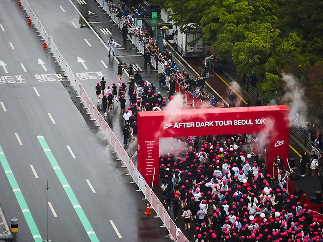 지난 10일 서울 영등포구에서 진행된 나이키 ‘애프터 다크 투어 서울 10K’. 나이키