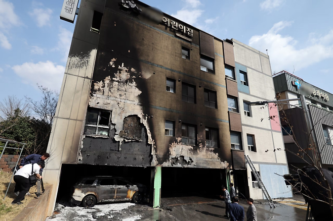 지난 3월 31일 광주 광산구 신가동 한 종합병원 어린이집·기숙사 외벽과 차량이 불에 탄 모습. [사진 = 연합뉴스]