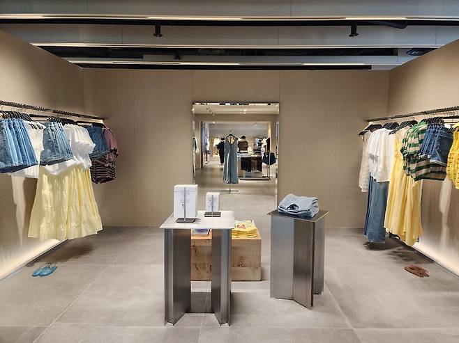 자라(ZARA) 명동 눈스퀘어 플래그십 스토어 내부.