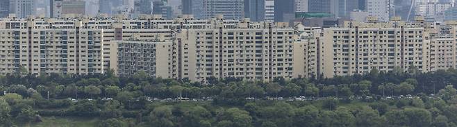 13일 서울 응봉산에서 바라온 강남구 압구정동, 청담동 일대 아파트 단지의 모습. [사진 출처 = 연합뉴스]