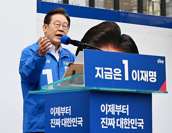 이재명 더불어민주당 대선후보가 14일 오후 경남 창원시 성산구 상남분수광장에서 열린 집중유세에 참석해 연설을 하고 있다. [김호영 기자]