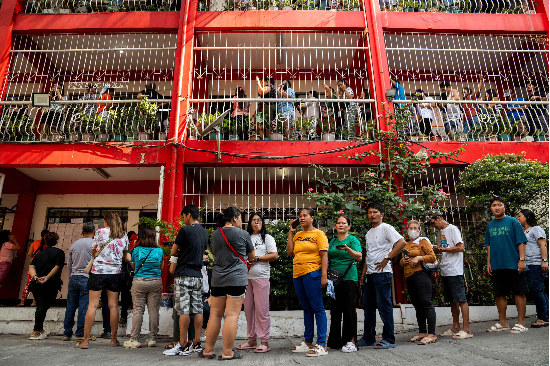 필리핀에서 총선이 실시된 가운데 메트로 마닐라 타기그시내에 있는 한 투표소에서 유권자들이 투표하기 위해 줄지어 서 있다. (사진=로이터연합)