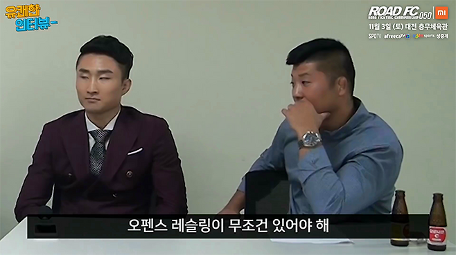 2018년 10월 제2대 로드FC 라이트급 챔피언 권아솔이 다음 달 로드FC 페더급 타이틀에 도전하는 이정영에게 공격적인 테이크다운 능력을 강조하고 있다. 사진=세계격투스포츠협회