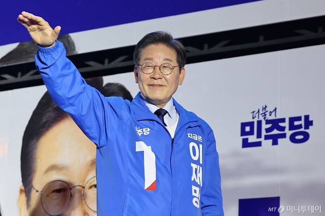 [울산=뉴시스] 권창회 기자 = 이재명 더불어민주당 대선 후보가 13일 울산 남구 롯데백화점 울산점 광장에서 열린 유세를 마치고 지지자들에게 인사하고 있다. 2025.05.13. kch0523@newsis.com /사진=권창회