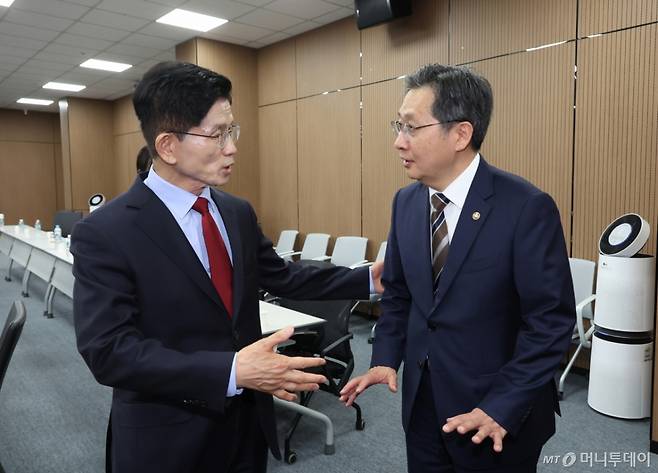 [사천=뉴시스] 고승민 기자 = 김문수 국민의힘 대선 후보가 14일 경남 사천 우주항공청을 방문, 간담회 후 윤영빈 청장과 대화하고 있다. 2025.05.14. kkssmm99@newsis.com /사진=고승민