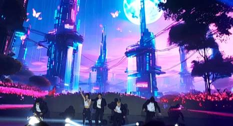 AWS서밋에서 여성 보컬이 노래를 부르고 있다./사진=박기영 기자