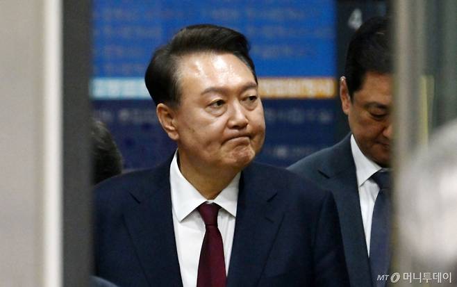 [서울=뉴시스] 사진공동취재단 = 윤석열 전 대통령이 12일 서울 서초구 서울중앙지방법원에서 열린 '내란 우두머리 혐의' 3차 공판을 마치고 귀가하고 있다. 2025.05.12. photo@newsis.com /사진=최동준