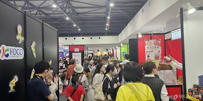 14일 오사카 만국박람회(엑스포)가 열리는 일본 오사카시의 인공섬 유메시마에 마련된 한국 음식 체험관에 일본인 관람객들이 몰린 모습./ 사진 = 오진영 기자