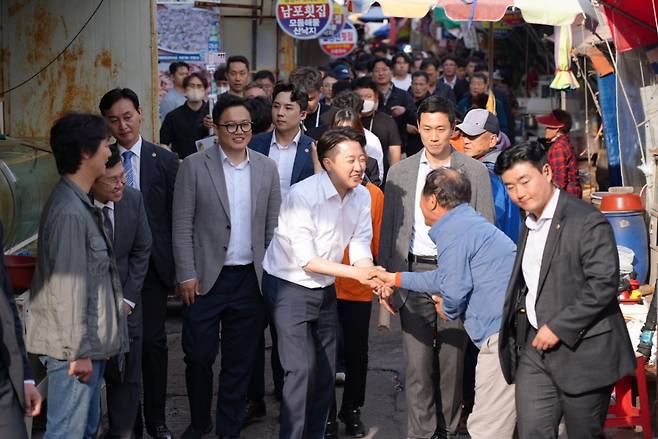 이준석 개혁신당 후보가 부산 자갈치시장 해안시장에서 시민들과 만나는 모습. /사진=개혁신당.