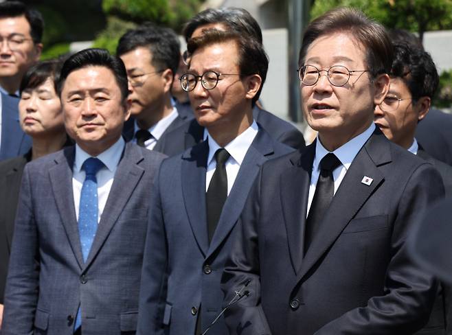 이재명 더불어민주당 대통령 후보가 "우리의 목표는 압도적 승리가 아니라 반드시 승리하는 것"이라고 밝혔다. 사진은 이재명 더불어민주당 대통령 후보가 14일 오전 부산 남구 유엔기념공원을 방문해 참배 후 취재진 질문에 답하는 모습. /사진=공동취재