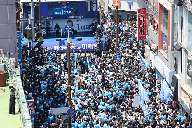 푸른색의 풍선과 손거울은 단순한 응원 소품이 아니라 '테러 위협'에 대응하기 위해 도입됐다.사진은 이재명 더불어민주당 대통령 후보가 민주당 험지로 꼽히는 부산·경남(PK) 지역 유세에 나선 14일 부산 부산진구 서면을 찾아 지지를 호소하고 있는 모습. /사진=공동취재