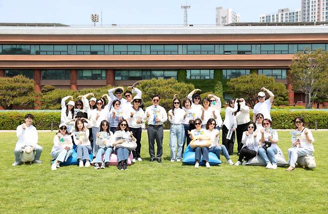 박승원 광명시장(사진 가운데)이 14일 광명시청 앞 잔디광장에서 시청 직원들과 기념사진을 촬영하고 있다. /사진제공=광명시