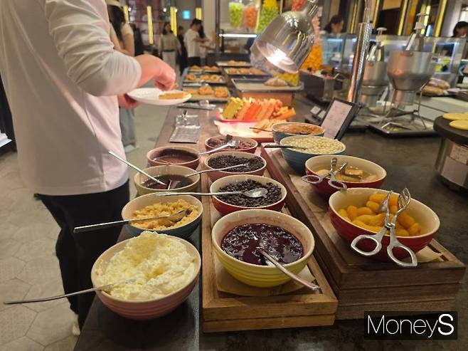 제주 드림타워 복합리조트가 올해 1월부터 식음료 가격을 인하하면서 '가성비 특급호텔 맛집'으로 입소문이 나며 고객을 불러모으고 있다. 사진은 뷔페 레스토랑 그랜드키친. /사진=황정원 기자