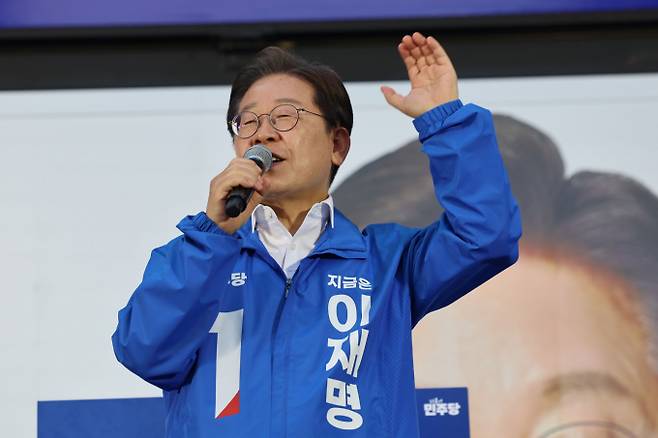 보수세가 강한 영남권 가운데서도 TK에 비해 비교적 유동적인 민심을 가진 PK 지역의 특성을 고려해 이 후보는 윤석열 정부가 초래한 '경제 위기'를 비판하는 데에도 집중했다. 사진은 이재명 더불어민주당 대선 후보가 14일 경남 거제시 엠파크 차없는거리에서 열린 유세에서 지지호소를 하는 모습. /사진=뉴시스