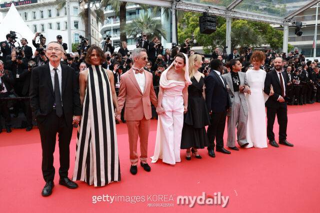 홍상수 감독(사진 왼쪽)이 칸 레드카펫에서 포즈를 취하고 있다. /게티이미지코리아