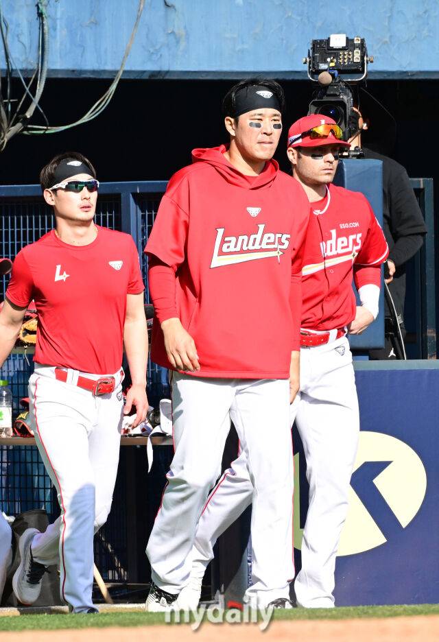 4-12로 패배한 SSG 한유섬과 맥브롬이 아쉬운 표정으로 팬들에게 인사를 하기 위해 그라운드로 향하고 있다.