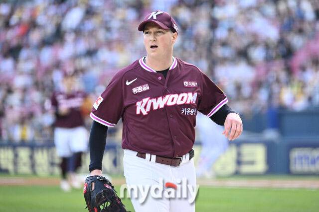 14일 서울 잠실야구장에서 열린 '2025 신한 SOL BANK KBO리그' 키움 히어로즈와 LG 트윈스 경기. 키움 선발 로젠버그가 1회 수비를 마치고 더그아웃으로 들어서고 있다./잠실=한혁승 기자