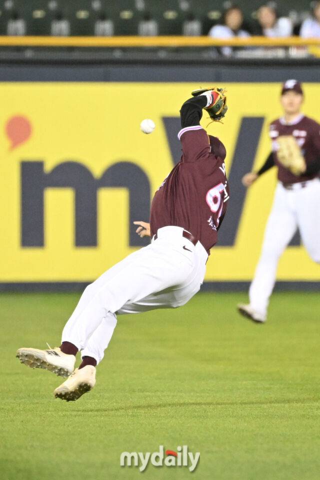 14일 서울 잠실야구장에서 열린 '2025 신한 SOL BANK KBO리그' 키움 히어로즈와 LG 트윈스 경기. 키움 오선진이 6회말 무사 2루 LG 박동원의 뜬공을 글러브에 잡고 놓치는 실책을 하고 있다./잠실=한혁승 기자