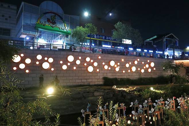 수원천과 수원팔달문시장 밤풍경
