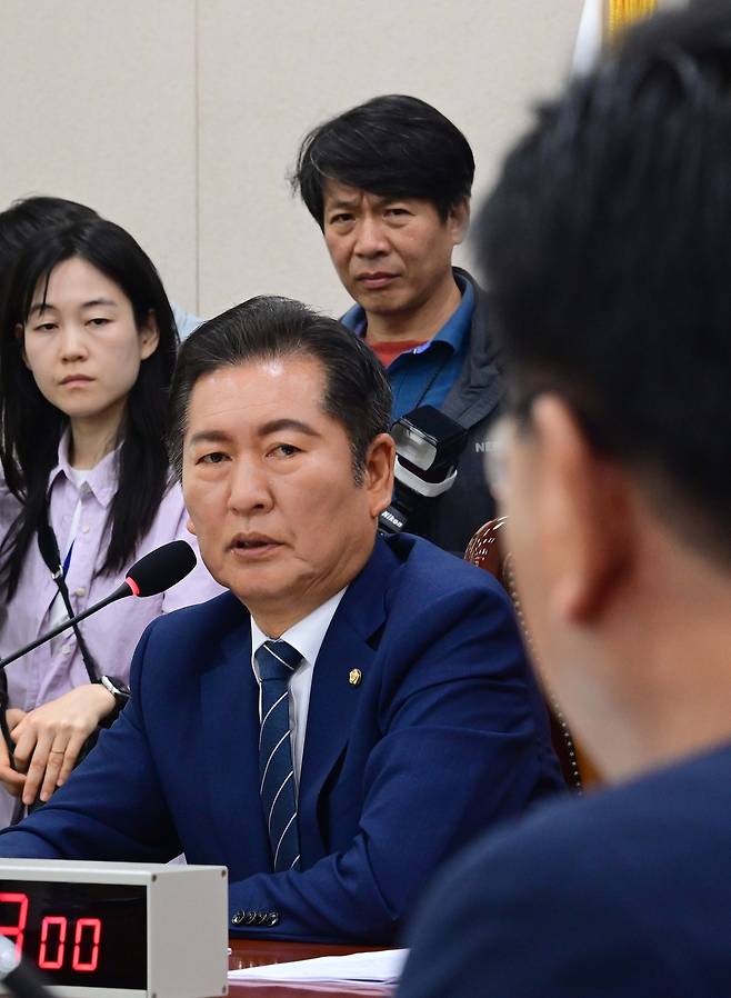 14일 서울 여의도 국회에서 열린 법원조직법·공직선거법·헌법재판소 등을 심사하는 법제사법위원회 전체회의에서 더불어민주당 소속 정청래 위원장이  국민의힘 소속 유상범 간사와 언쟁을 하고 있다.  이상섭 기자