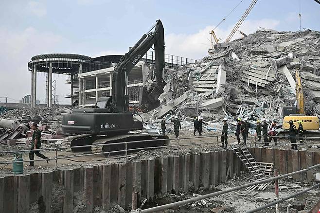 2025년 3월 29일, 미얀마와 태국 중부를 강타한 지진 다음 날 촬영된 방콕의 공사 중 붕괴된 건물 현장을 담은 사진. [연합=AFP]