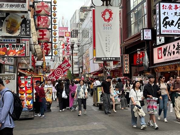 지난해 5월 6일 일본 오사카 중심가에 관광객 등 인파가 몰려 있다. [게티이미지]