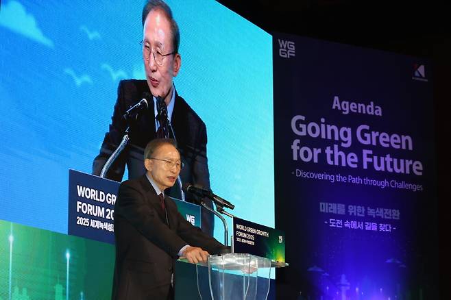 2025 세계녹색성장포럼(WGGF) 개막식에서  이명박 전 대통령이 축사를 하고 있다.[포항시 제공]