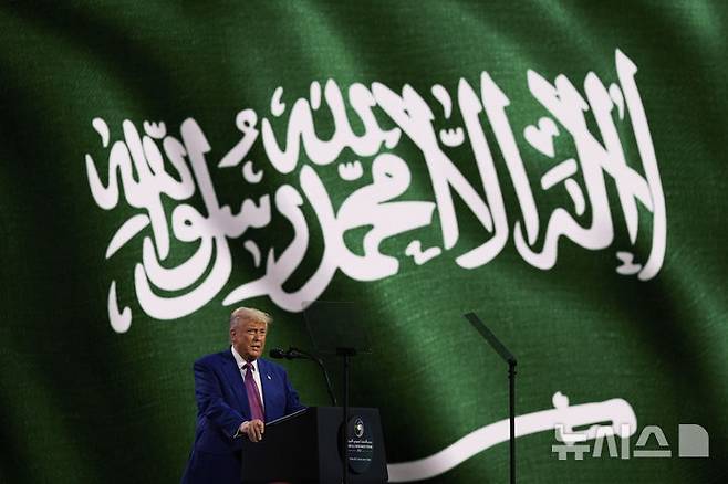 [리야드=AP/뉴시스]도널드 트럼프 미국 대통령이 13일(현지 시간) 사우디아라비아 리야드에서 양국 투자 콘퍼런스에 참석해 발언하고 있다. 2025.05.14.