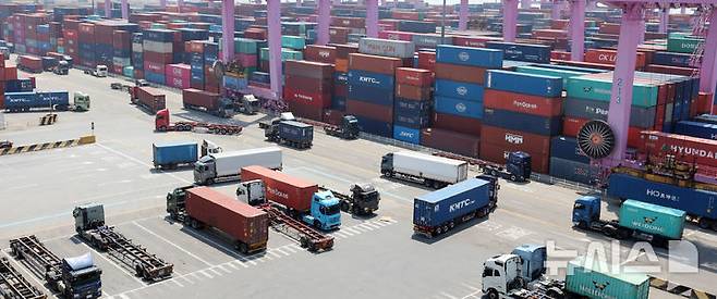 [인천=뉴시스] 전진환 기자 = 관세청은 이달 1일부터 10일까지 수출 128억 달러, 수입 145억 달러를 기록했다고 12일 밝혔다. 전년 동기 대비 수출은 23.8%(40억1000만 달러)가 줄었고 수입은 15.9%(27억6000만 달러)가 감소했다. 미국의 품목별 관세 강화와 중국·미국 등 주요 시장 수요 위축이 수출 감소폭을 키운 것으로 보인다. 이날 인천 연수구 인천신항 컨테이너 터미널에서 컨네이너 트럭들이 분주히 움직이고 있다.  2025.05.12. amin2@newsis.com