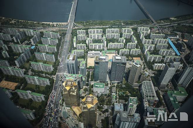[서울=뉴시스] 정병혁 기자 = 사진은 13일 서울 송파구 롯데월드타워 전망대 서울스카이에서 바라본 서울시내 아파트. 2025.05.13. jhope@newsis.com