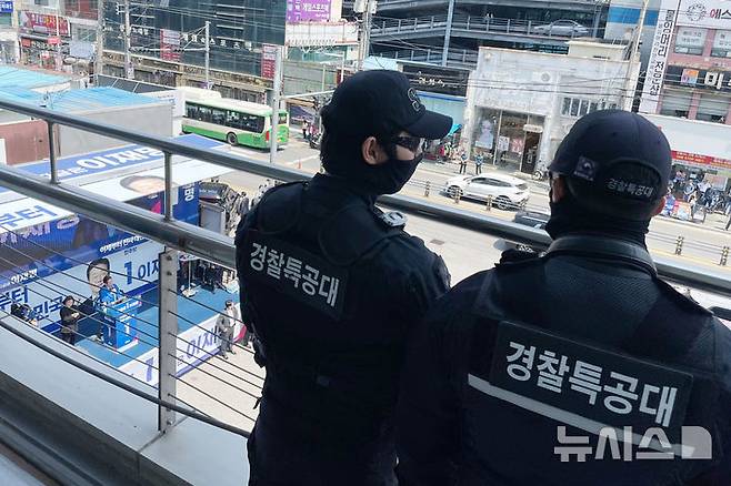 [구미=뉴시스] 권창회 기자 = 이재명 더불어민주당 대선 후보가 13일 경북 구미시 구미역 광장에서 열린 유세에서 지지호소를 하고 있는 가운데 경찰특공대가 경호활동을 하고 있다. (공동취재) 2025.05.13. photo@newsis.com