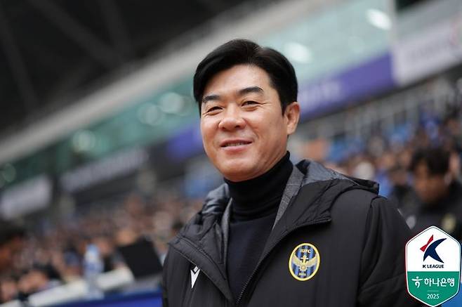 [서울=뉴시스] 프로축구 K리그2 인천유나이티드의 윤정환 감독. (사진=한국프로축구연맹 제공) *재판매 및 DB 금지