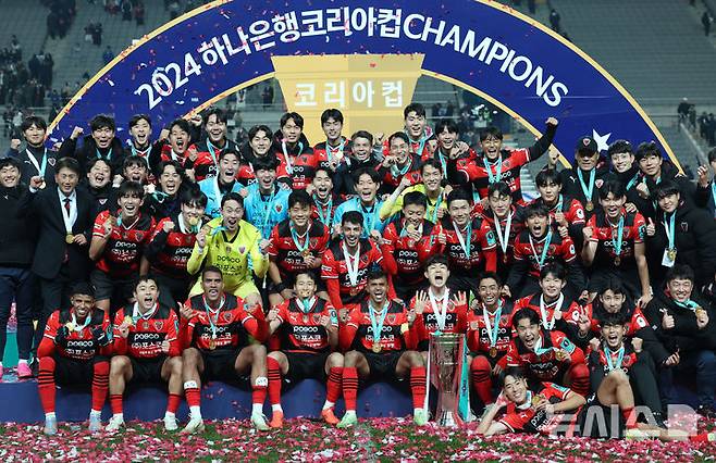 [서울=뉴시스] 홍효식 기자 = 지난해 11월30일 서울 마포구 상암월드컵경기장에서 열린 2024 하나은행 코리아컵 결승전 포항스틸러스와 울산 HD FC의 경기에서 승리한 포항스틸러스 선수들이 기념촬영하고 있다. 2024.11.30. yesphoto@newsis.com
