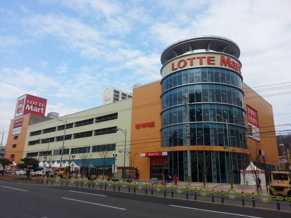 [서울=뉴시스] 경북 김천시 '롯데마트 김천점' 전경. (사진=부동산플래닛 제공) 2025.05.14. photo@newsis.com *재판매 및 DB 금지