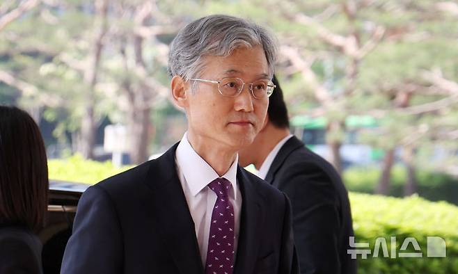 [서울=뉴시스] 추상철 기자 = 조희대 대법원장이 14일 오전 서울 서초구 대법원으로 출근하고 있다. 이날 조희대 대법원장과 대법관 등은  국회 법제사법위원회의 '조희대 대법원장 등 사법부의 대선개입 의혹 진상규명 청문회'에 증인으로 채택 됐으나 불출석 사유서를 제출했다. 2025.05.14. scchoo@newsis.com