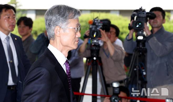 [서울=뉴시스] 추상철 기자 = 조희대 대법원장이 14일 오전 서울 서초구 대법원으로 출근하고 있다. 이날 조희대 대법원장과 대법관 등은  국회 법제사법위원회의 '조희대 대법원장 등 사법부의 대선개입 의혹 진상규명 청문회'에 증인으로 채택 됐으나 불출석 사유서를 제출했다. 2025.05.14. scchoo@newsis.com