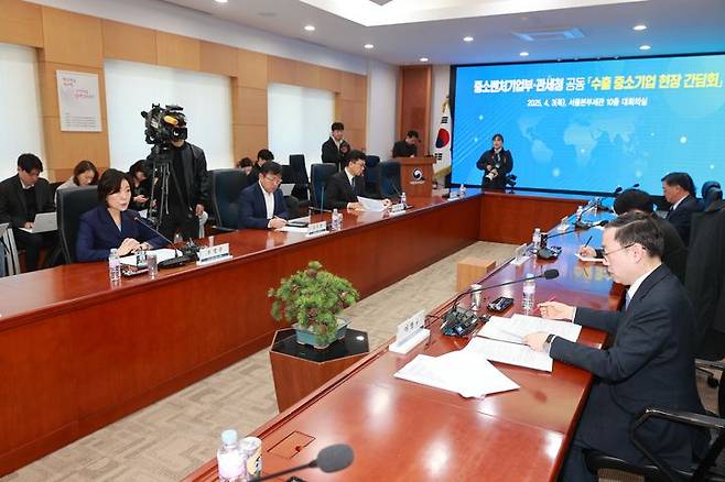 [서울=뉴시스] 지난 4월 3일 서울 강남구 서울본부세관에서 열린 '美 관세 대응 중기부-관세청 공동 수출 중소기업 현장 간담회' (사진=중소벤처기업부 제공) 2025.04.03. photo@newsis.com *재판매 및 DB 금지