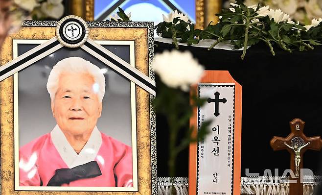 [용인=뉴시스] 김종택 기자 = 일본군 위안부 피해자 고(故) 이옥선 할머니의 발인식이 14일 경기 용인시 쉴낙원 경기장례식장에서 엄수되고 있다. 나눔의 집에서 거주하던 이 할머니는 지난 11일 향년 97세로 별세했다. 정부에 등록된 일본군 위안부 피해자 240명 중 생존자는 6명만 남았다. 2025.05.14. jtk@newsis.com