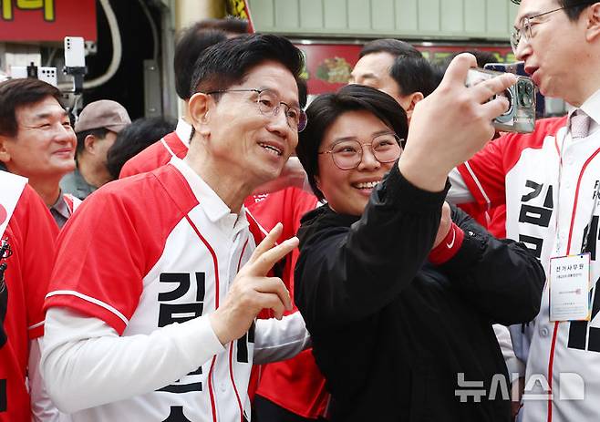[진주=뉴시스] 고승민 기자 = 김문수 국민의힘 대통령 후보가 14일 오전 경남 진주시 진주중앙시장을 방문해 시민들과 사진을 찍고 있다. (공동취재) 2025.05.14. photo@newsis.com
