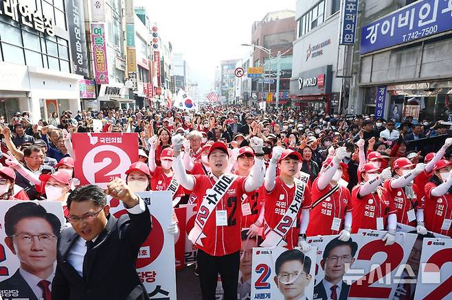 [진주=뉴시스] 고승민 기자 = 김문수 국민의힘 대선 후보가 14일 경남 진주광미사거리에서 유세를 하는 동안 지지자 및 선거운동원들이 연호하고 있다. (공동취재) 2025.05.14. photo@newsis.com